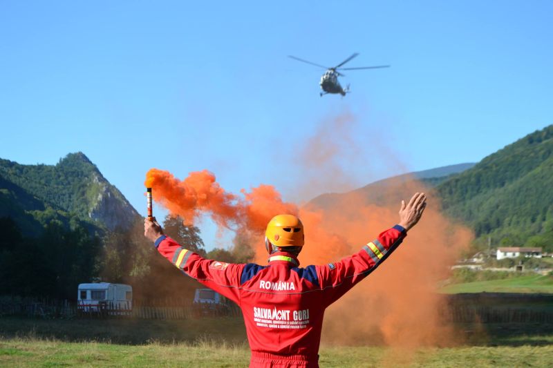Salvamontist gorjean, într-o acțiune de pregătire pentru salvarea cu elicopterul