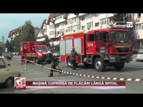 MAŞINĂ CUPRINSĂ DE FLĂCĂRI LÂNGĂ SPITAL