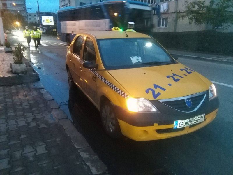 Accident pe trecerea de pietoni! Femeie rănită grav de un taximetrist care avea permisul suspendat