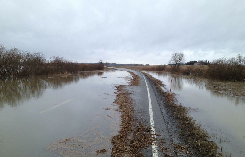 8 localităţi au primit bani pentru refacerea drumurilor afectate de calamităţi
