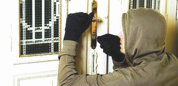 Cercetat după ce a furat un laptop şi o geacă