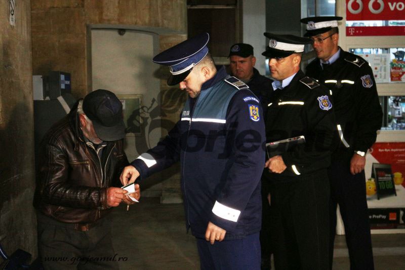 Persoane fără adăpost, recuperate de pe străzi de către poliţiştii locali