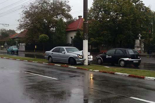 A scăpat miraculos după ce a intrat cu mașina în stâlp