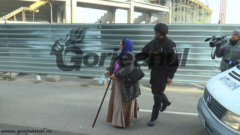 Femeie de etnie romă, cu ciomagul la audieri! Percheziţii la evazioniști din Mehedinți, făcute de polițiștii din Gorj