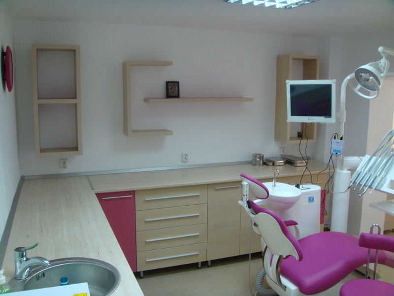 Gorjenii pot beneficia de servicii dentare decontate de stat la peste 40 de stomatologi