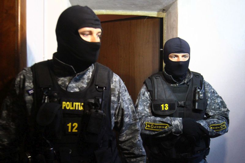 Descoperire uimitoare în casa unui gorjean! S-a trezit cu mascații la ușă, după ce a cumpărat produse electrocasnice de la hoți