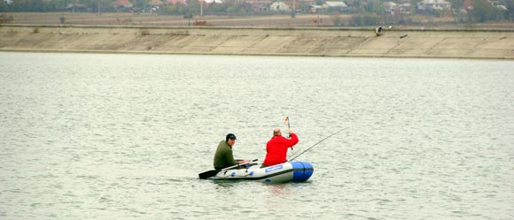 Interdicții de la SE Turceni: Pescarii revoltați că nu pot pescui pe Jiu, în zona barajului Hidrocentralei Turceni