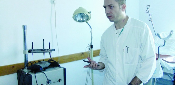 Chirurg pus să muncească în folosul comunității la bibliotecă sau la teatru