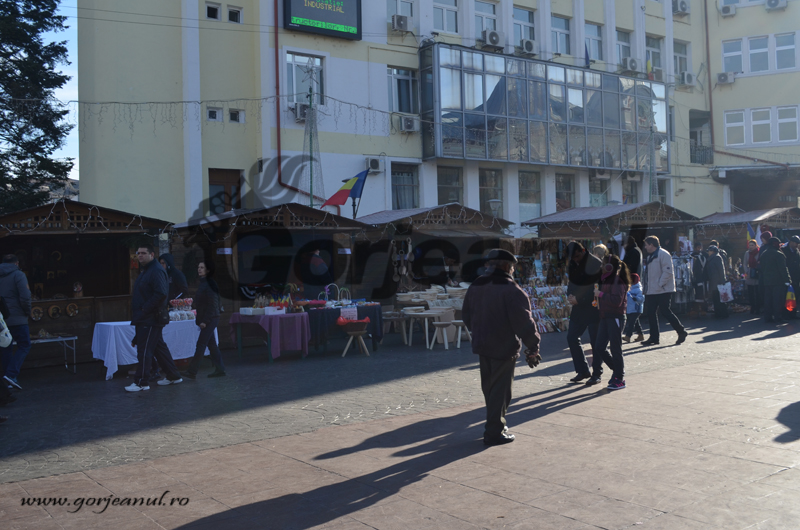 Dulciuri, ornamente și creații ale meșterilor populari, la Târgul de Crăciun de la Târgu-Jiu