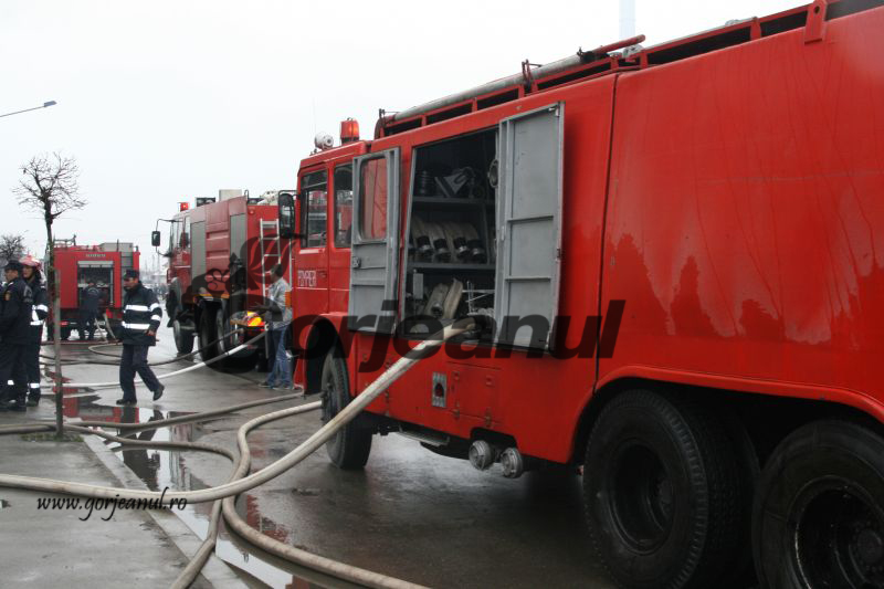Barăci cuprinse de flăcări: Pompierii au ajuns la locul incendiului în trei minute