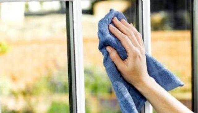 a-cazut-de-la-etajul-al-doilea-in-timp-ce-spala-geamurile-batrana-n-a-mai-putut-fi-salvata