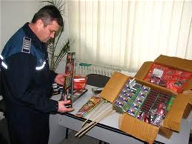 Rovinărean prins în timp ce vindea petarde