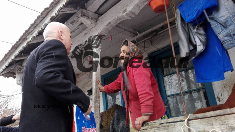 Alimente tradiţionale şi brăduţi împodobiţi pentru 50 de familii din Târgu-Jiu