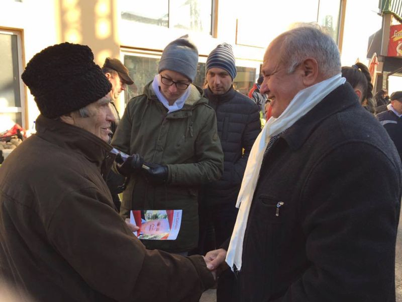 Candidatul Călinoiu, printre alegătorii din Piața Centrală din Târgu-Jiu