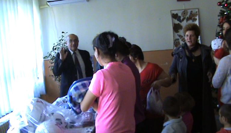 Morega a oferit cadouri copiilor și mamelor din Centrul Maternal Târgu-Jiu