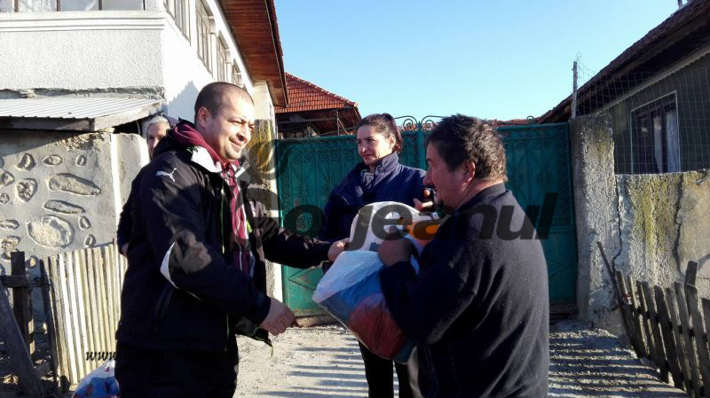 În prag de Crăciun/Pasionaţii de Off Road le-au adus bucuria familiilor din cătunele uitate de lume