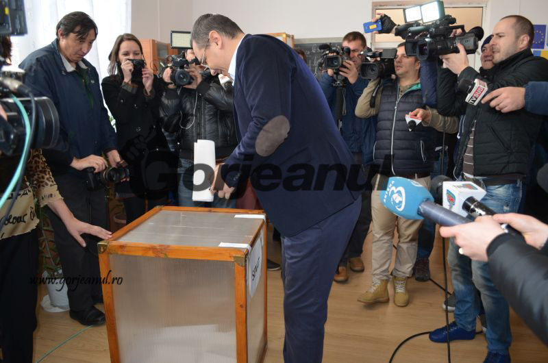 Victor Ponta a votat la Târgu-Jiu: “Avem o șansă extraordinară să începem să ne luăm țara de la stăpâni înapoi”