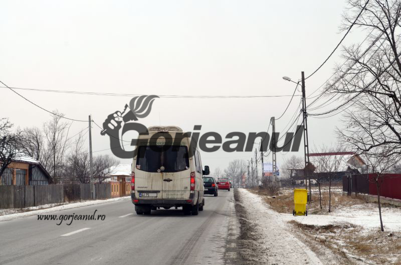 Gheață groasă, pe un drum în coastă la Budieni