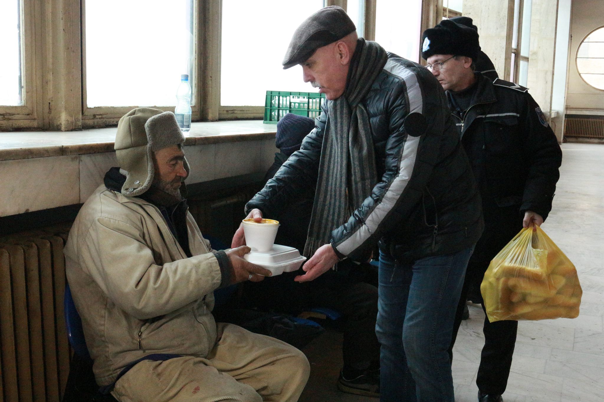 Hrană caldă de la municipalitate pentru 15 persoane fără adăpost