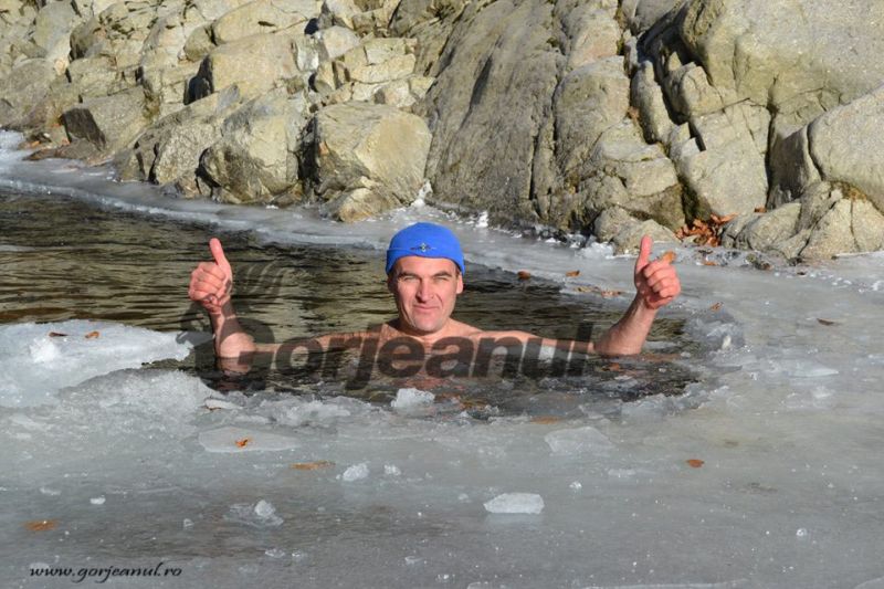 Dan Chiriac s-a îmbăiat în apa înghețată a Galbenului