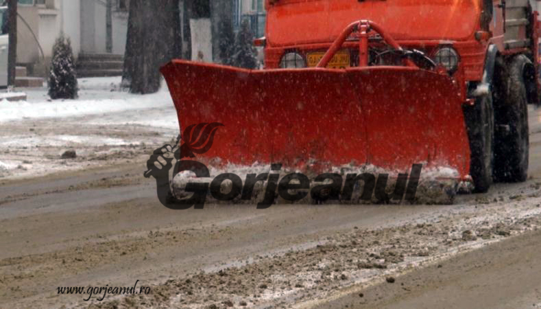 Sub asediul zăpezii! Deszăpezire cu 16 utilaje şi 160 de oameni, la Târgu-Jiu