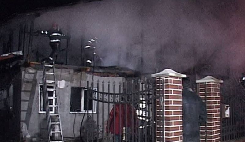Casă distrusă într-un incendiu la Târgu-Jiu