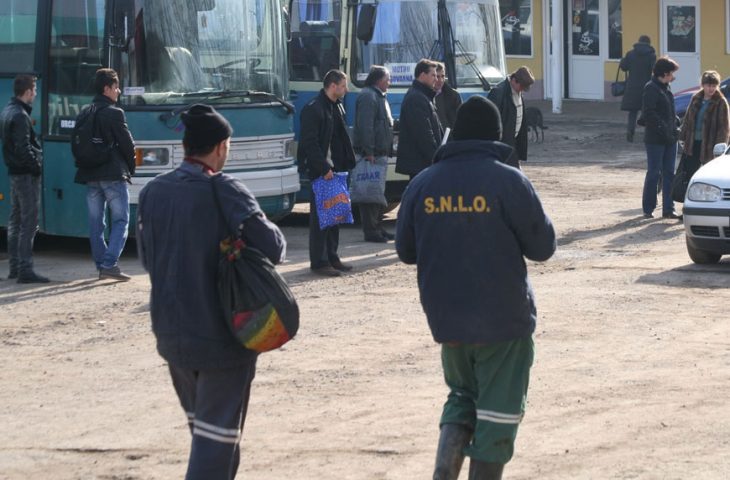 Minerii de la Căzănești merg 10 km pe jos ca să ajungă la muncă