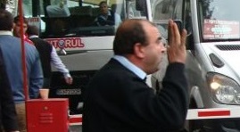 VIDEO: Patronul imobilizat de polițiști cere demisia de onoare a șefului Poliției Târgu-Cărbunești și a celor patru agenți