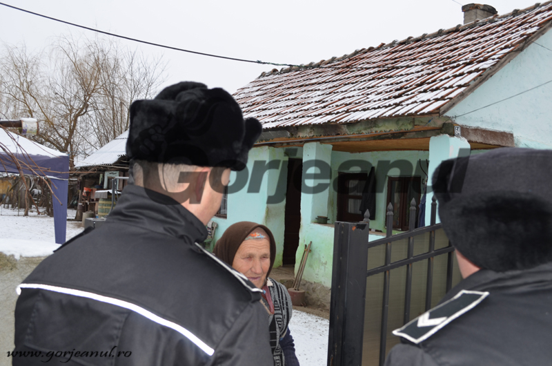 Au comandat apă sfinţită prin telefon şi s-au trezit cu Poliţia la poartă