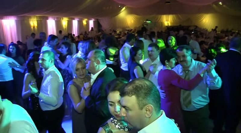 Petrecere de pomină la Revelionul lăutarilor!