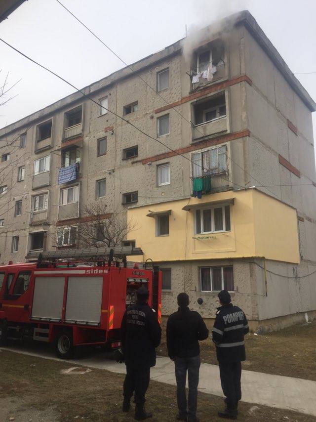 VIDEO/ Incendiu la o garsonieră din Bumbești-Jiu