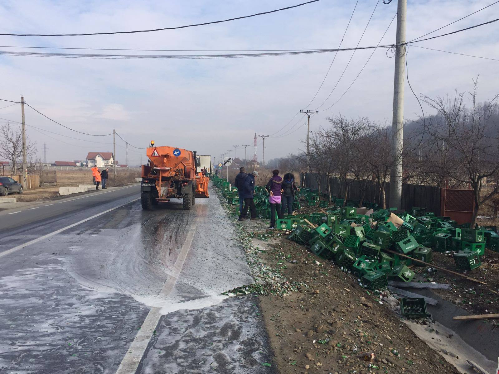 Zeci de navete de bere, împrăştiate pe şosea