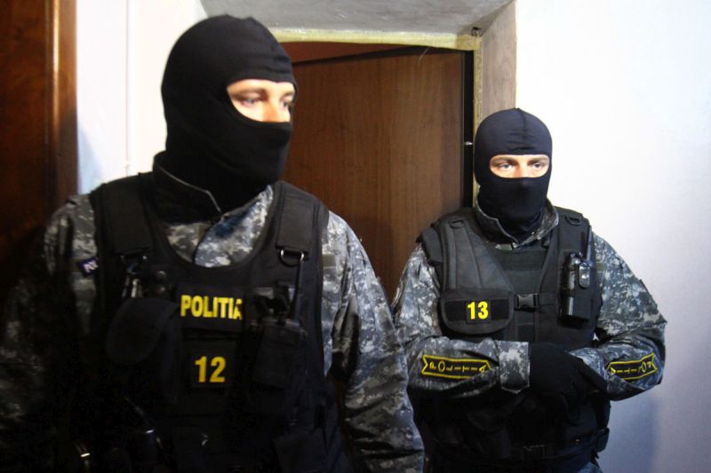 Percheziții în Gorj și Neamț, după falsificarea de documente pentru întocmirea unor dosare de pensionare