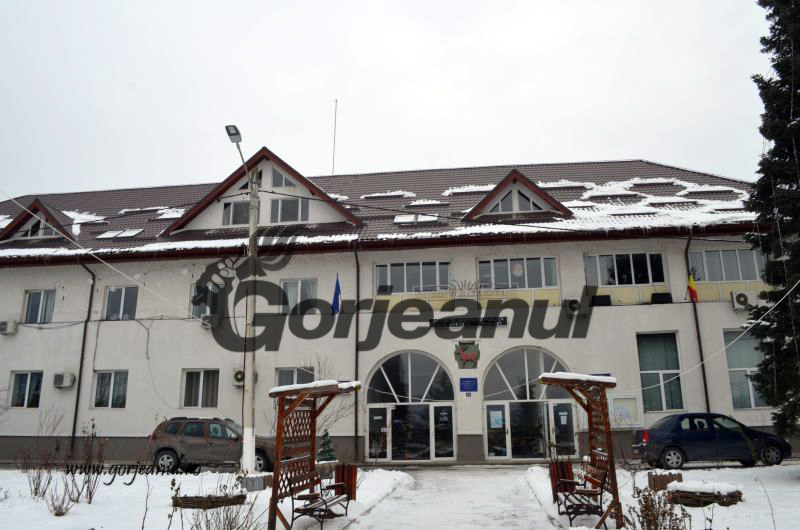 primaria carbunesti iarna