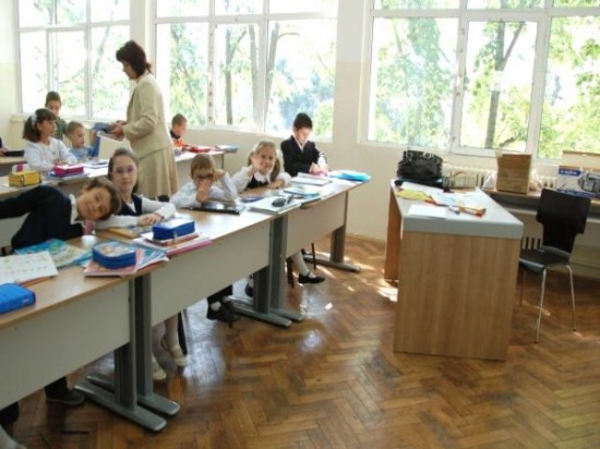 scoala-elevi-profesor-2-550x412