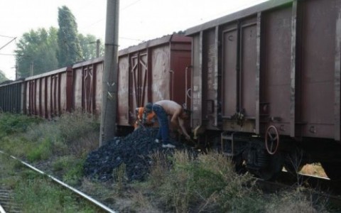 Reținuți după furt de cărbune direct din vagon
