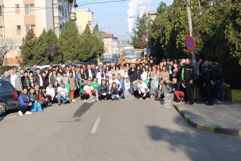 200 de voluntari au luptat și au învins gunoiul din Rovinari! Primarul Filip: „Am umplut 600 de saci, este cea mai mare acțiune de curățenie din județ”