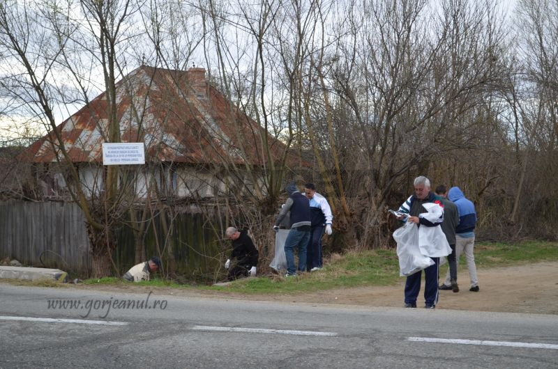 Scoarța respiră fără 10 tone de gunoaie! – Primarul Stamatoiu le-a declarat război celor care nu respectă curățenia pe domeniul public