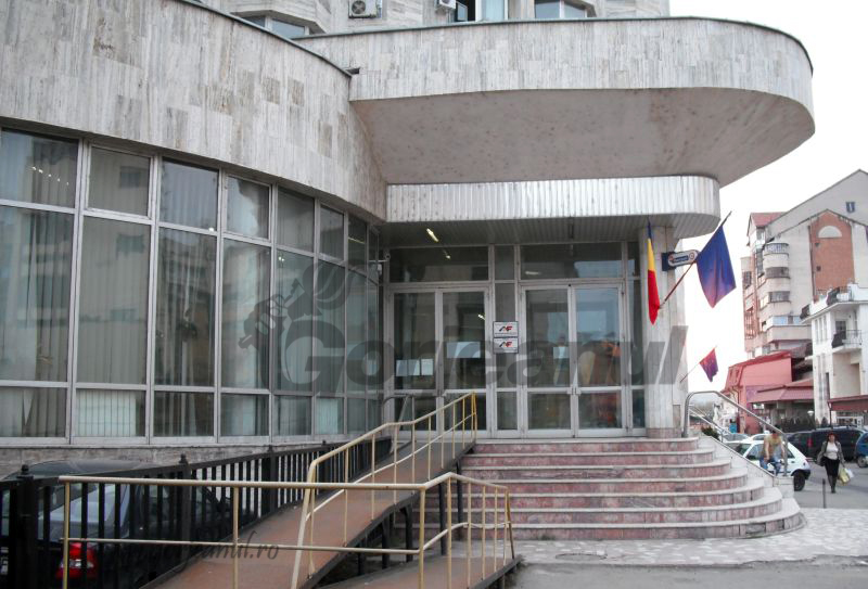 Proprietarul unui birou cadastral, executat silit de finanţiştii gorjeni