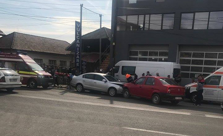 Tânără rănită grav de o mașină care a intrat pe contrasens: Șoferul a leșinat la volan