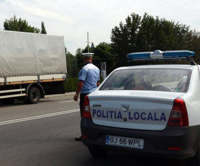 Portofel “uitat” pe bancă, găsit de polițiștii locali