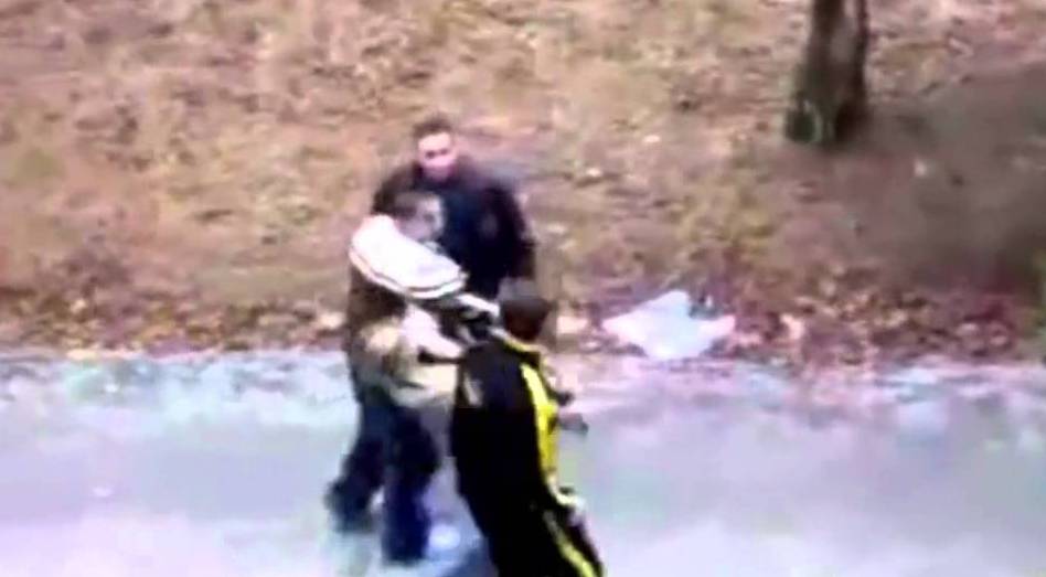 Reținuți după bătaie în parc