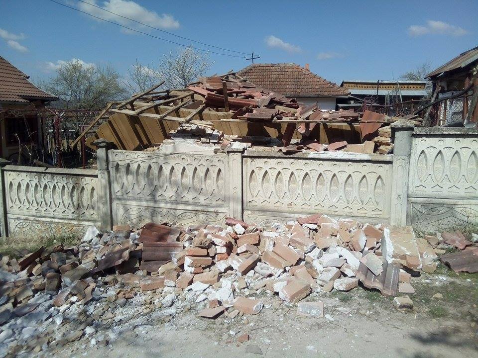 O butelie a explodat la Jupânești: Bucătăria de vară, aruncată în aer