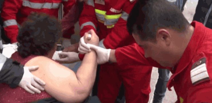 Femeie de 300 de kilograme, ajutată de pompieri să ajungă acasă