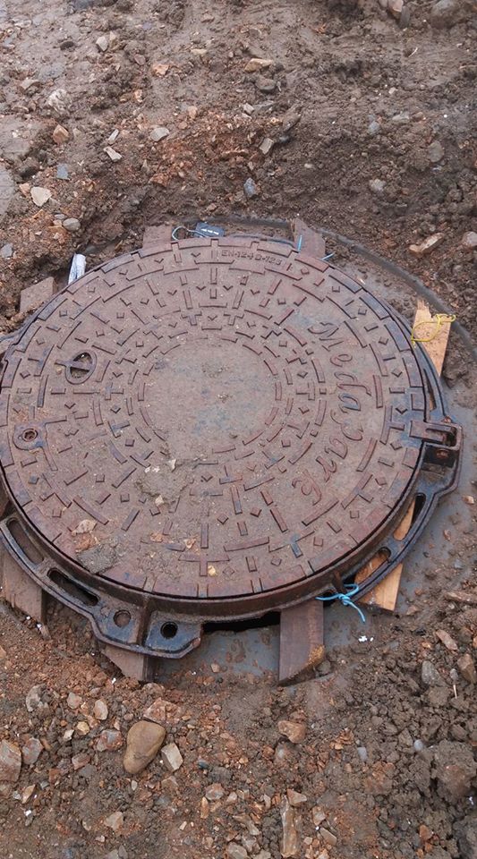 O mașină avariată! Gurile de canal de pe drumul secundar din Turburea, pericol pentru șoferi