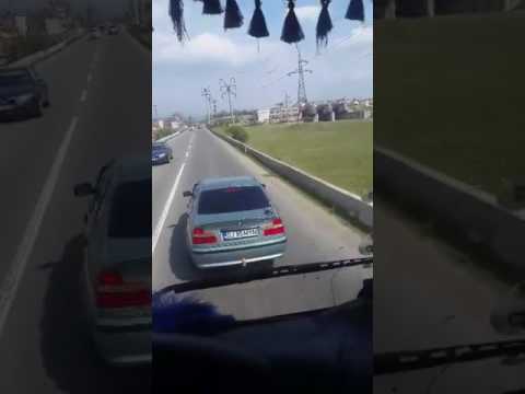 VIDEO: Accident evitat în ultimul moment, după ce șoferul unui BMW a frânat brusc în fața unui TIR