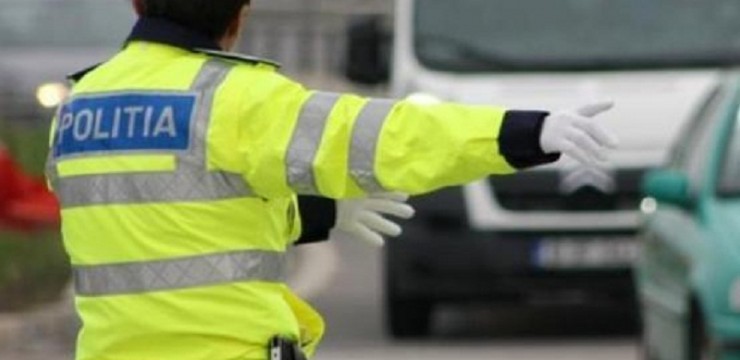 Șoferul unui microbuz de persoane, prins când conducea, deși avea permisul suspendat
