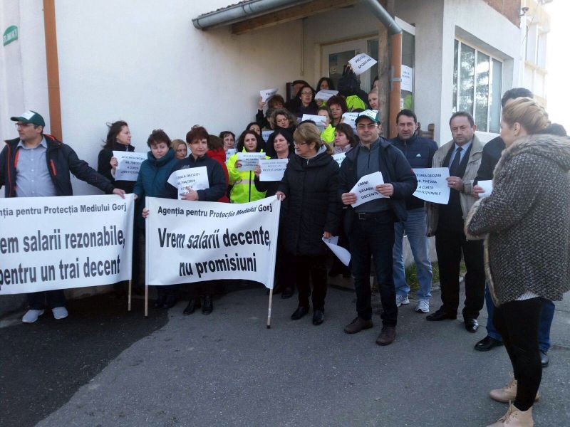Zeci de angajaţi ai APM Gorj au protestat împotriva diferenţelor salariale