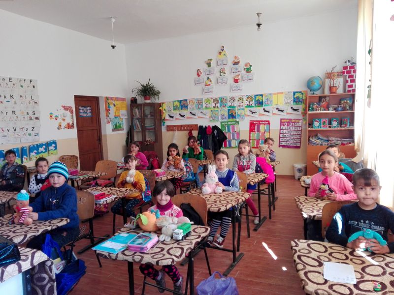 Elevii de la Școala Corobăi, alături de Gorjeanul