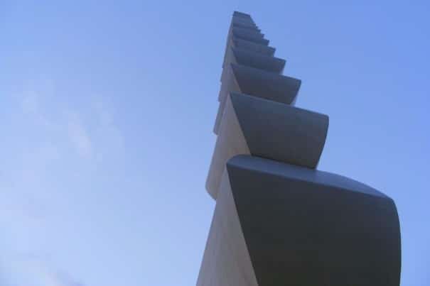 O fetiţă a scris un mesaj pentru prietena ei, pe Coloana Infinitului: Părinţii riscă dosar penal, după ce au fost amendaţi